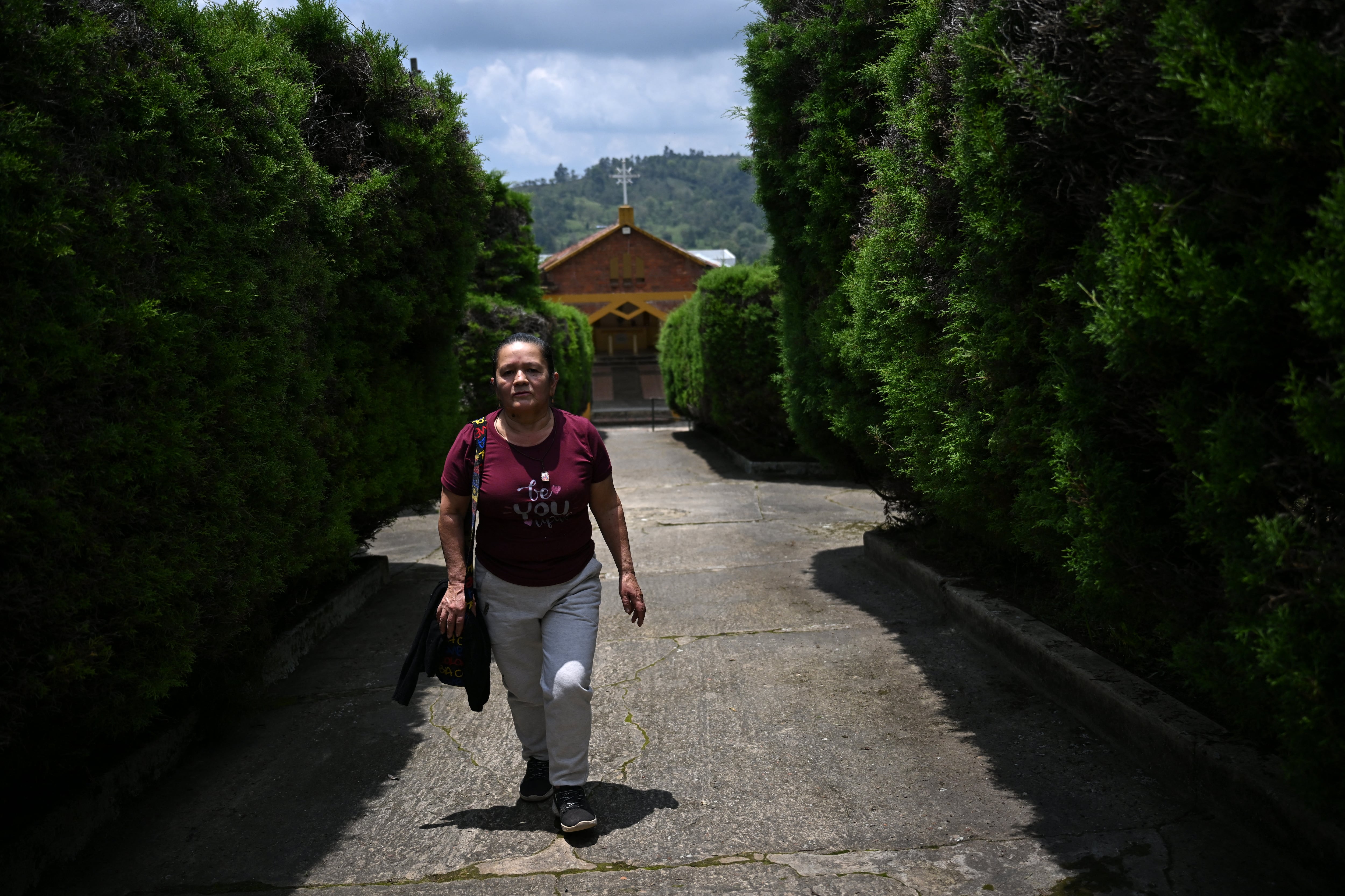 Clovisnerys Bejarano se arrodilla ante reza ante el cuerpo de su madre, Saturnina, fallecida hace casi 30 años pero cuyos rasgos faciales se conservan gracias a un misterioso proceso de momificación que ocurre "espontáneamente" en la localidad colombiana de San Bernardo.