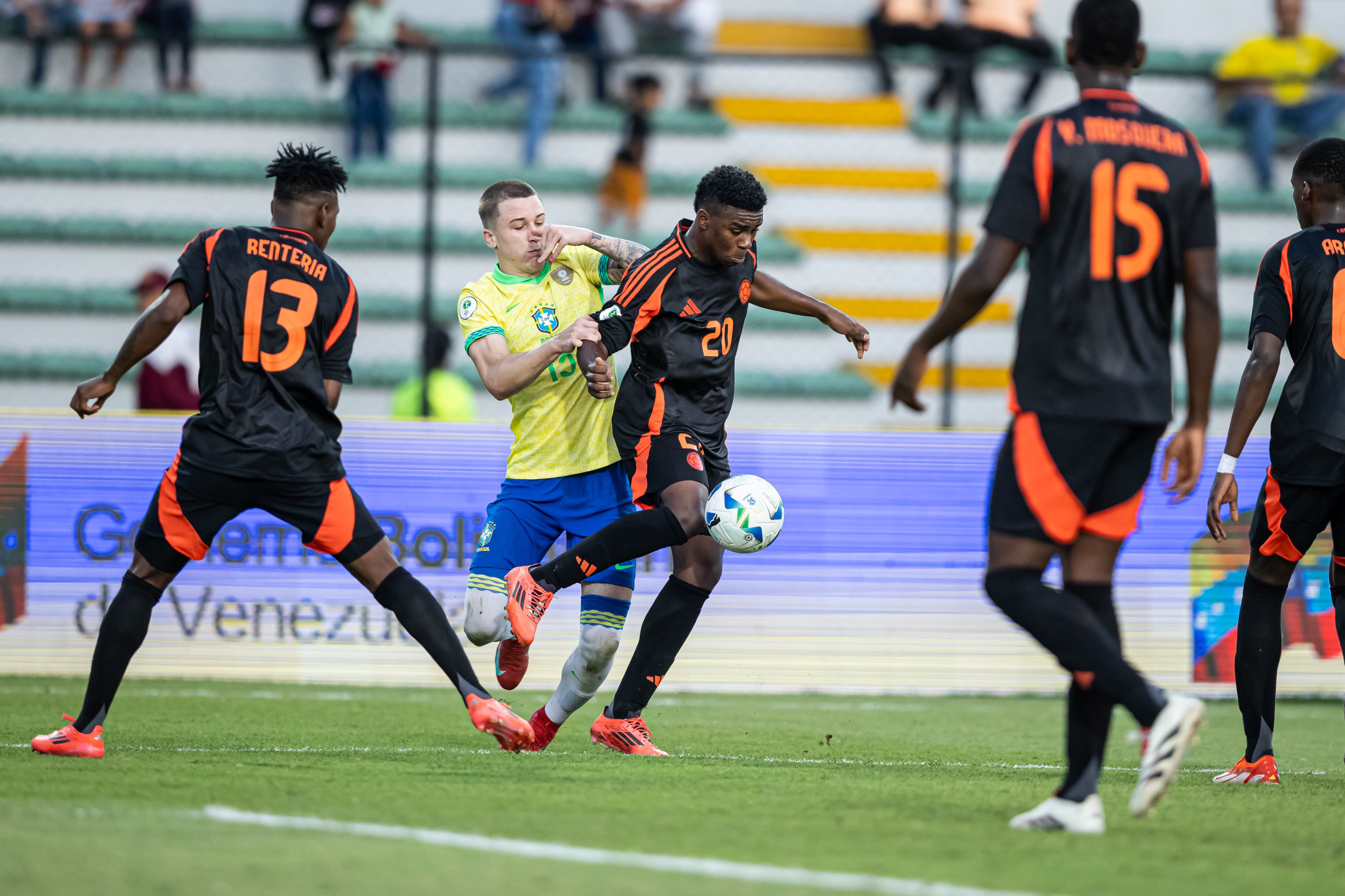 Momento del partido entre la Selección Colombia y Brasil en el Sudamericano Sub-20 del 2025.