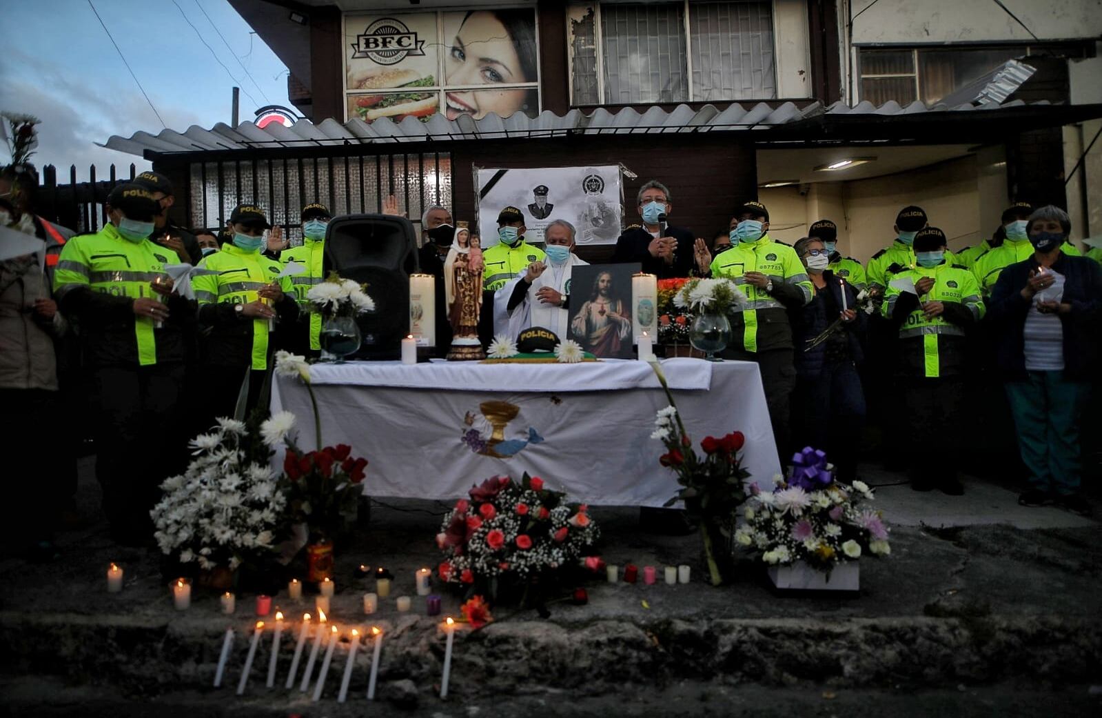 Homenaje velatón a Humberto Sabogal Policía asesinado en medio de un atraco en el sur de Bogotá