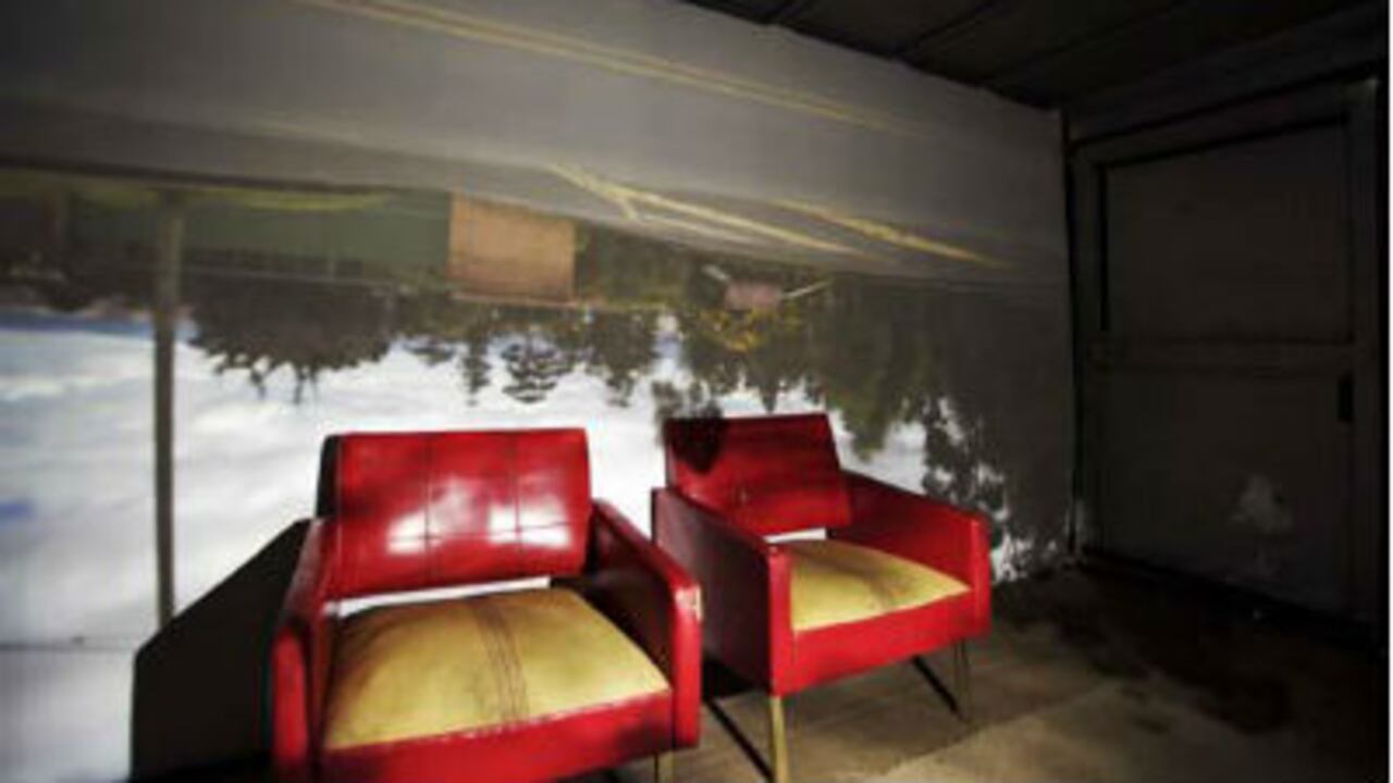 Esta es una de las instalaciones del camión-cámara, al fondo puede apreciarse la imagen tomada por el furgón.