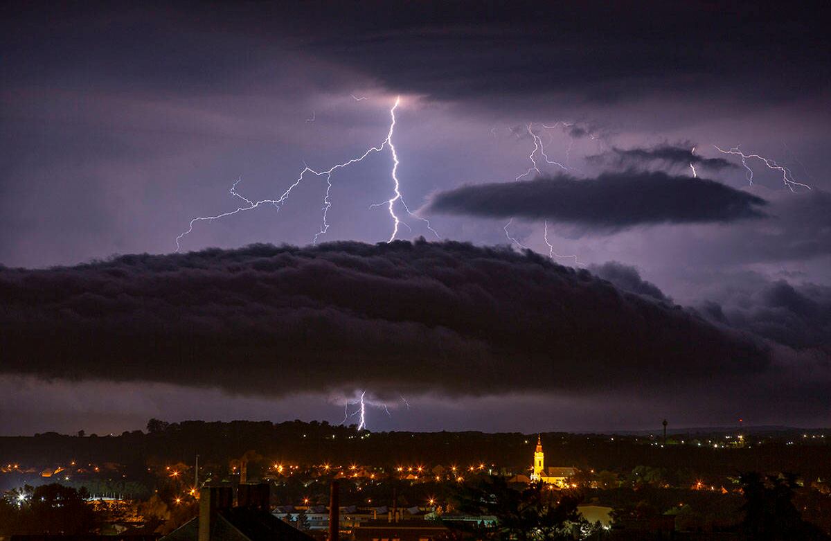 Rayos sobre el cielo en Nagykanizsa, ciudad turística de Hungría, el 26 de junio. Foto: Gyorgy Varga / MTI a través de AP