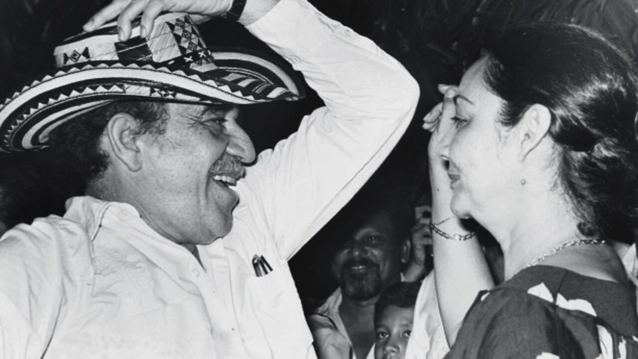 Una de las cosas que más disfrutaba era de las parrandas vallenatas en Valledupar y Riohacha. En la foto con Mercedes Barcha, su esposa.