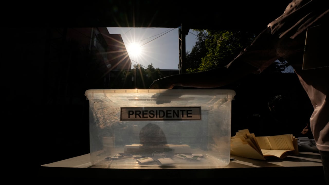 Una urna electoral se encuentra en un centro de votación durante las elecciones generales en Santiago de Chile