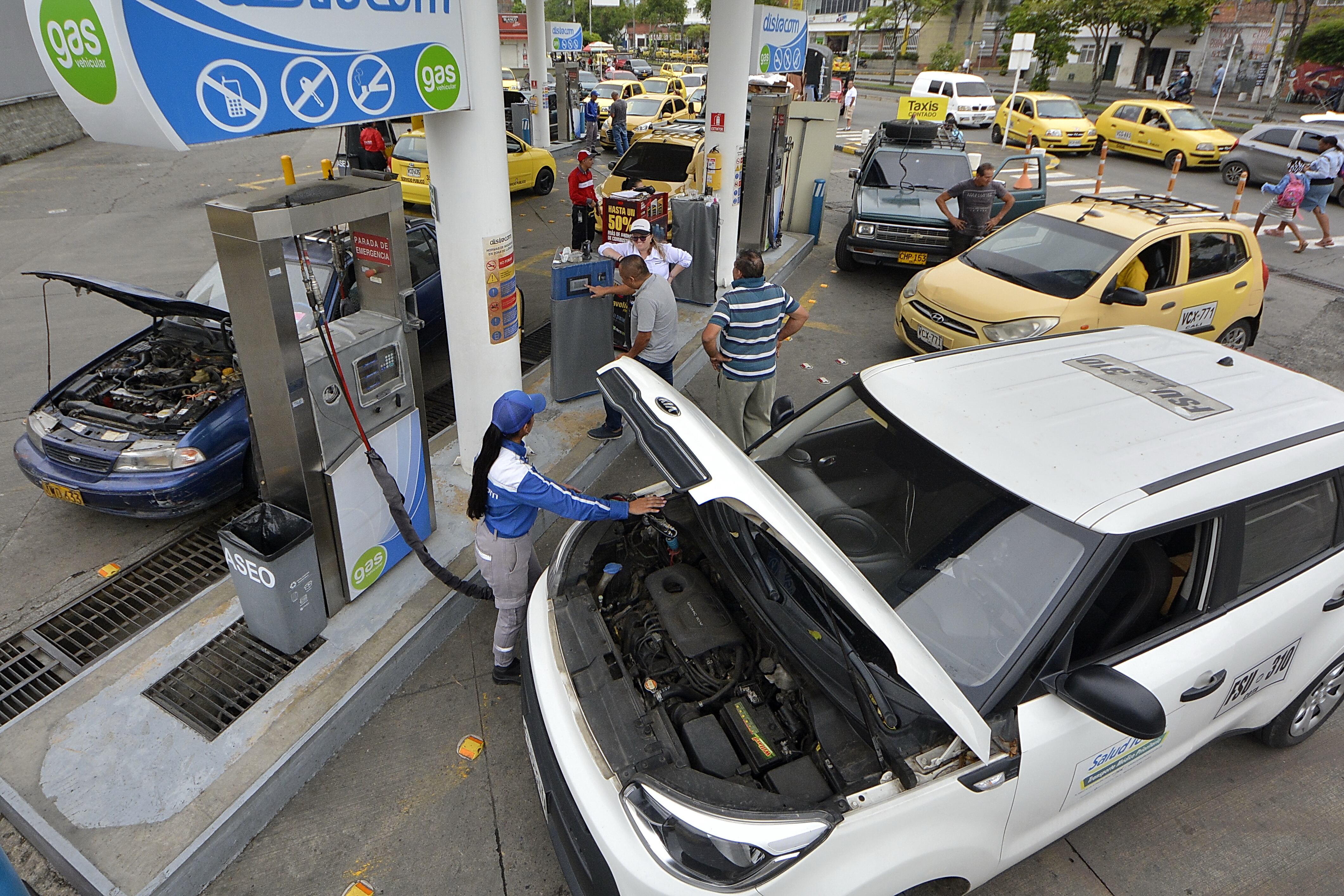 A las 8.30 am las estaciones de gas iniciaron el el suministro. Desde tempranas horas ya cientos de vehículos hacían largas filas para tanquear. Así fue en la estación de gas de Gazel ubicada sobre la calle 25 con carrera 8