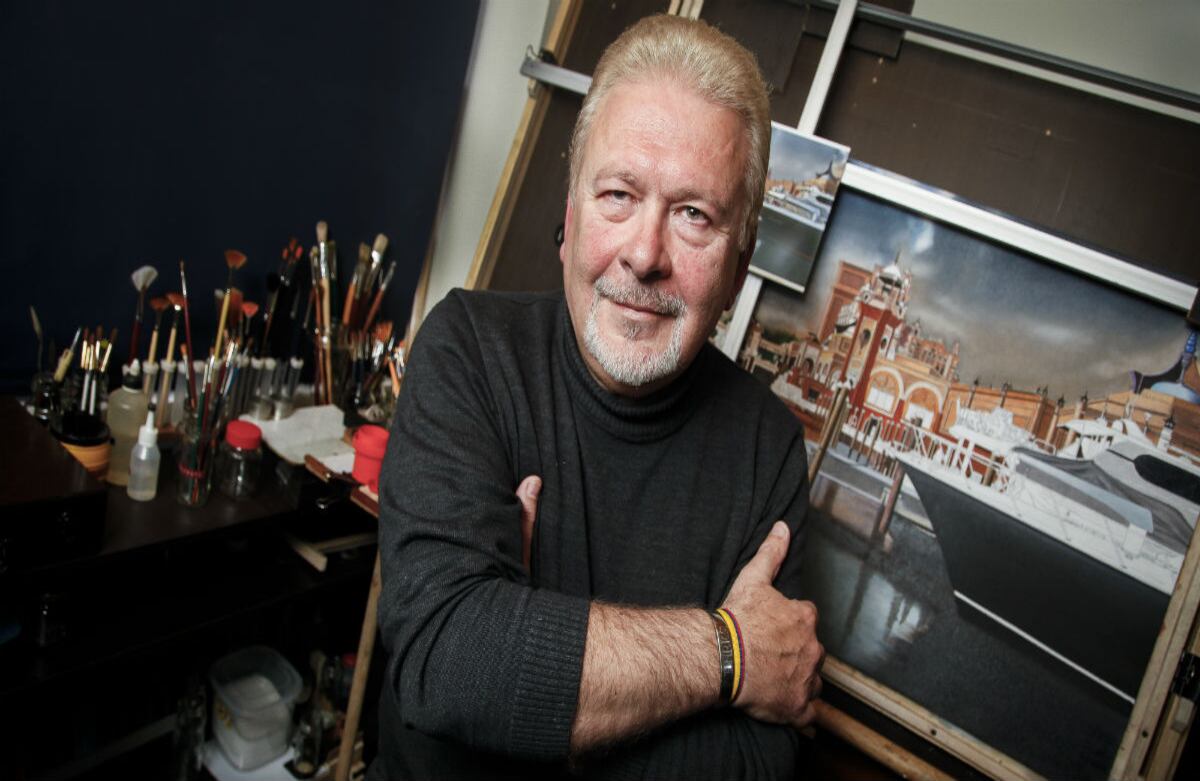 Enrique nació en Barcelona, donde trabajó en agencias de publicidad.