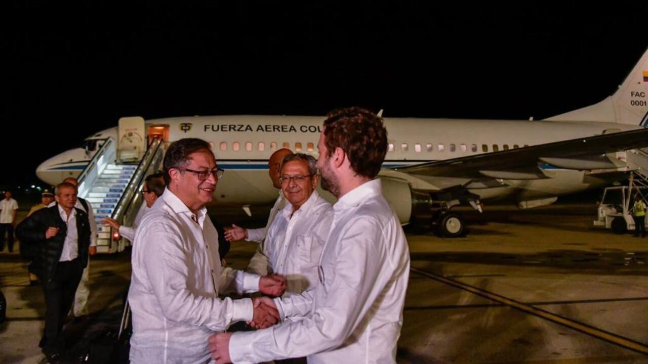 En medio de la crisis de su Gobierno, presidente Petro llegó a Cuba para firmar el cese bilateral con el ELN