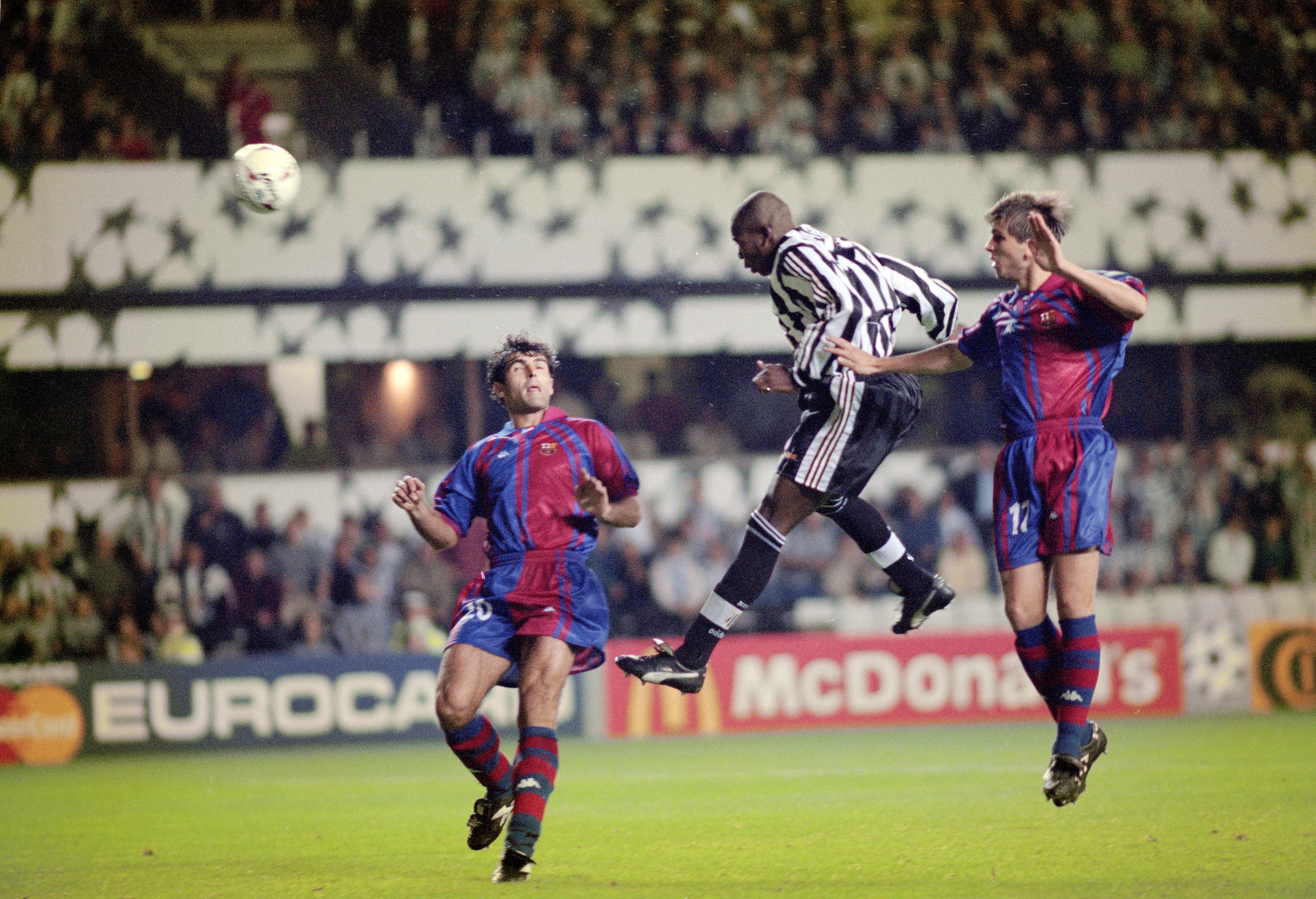 Faustino Asprilla firmó un 'Hat-Trick' ante el Barcelona por Champions League el 17 de septiembre de 1997