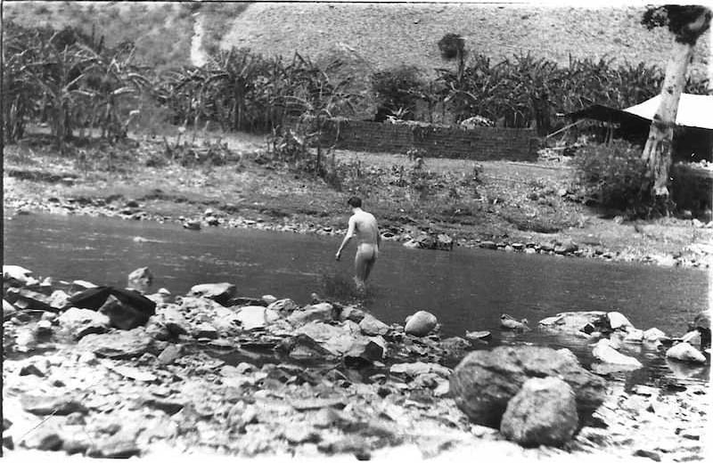 Una muestra del espíritu libertario de Ximénez, en algún río colombiano.