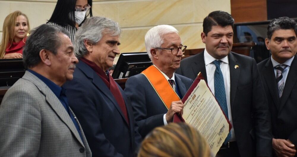 Jorge Enrique Robledo condecorado en el Congreso.