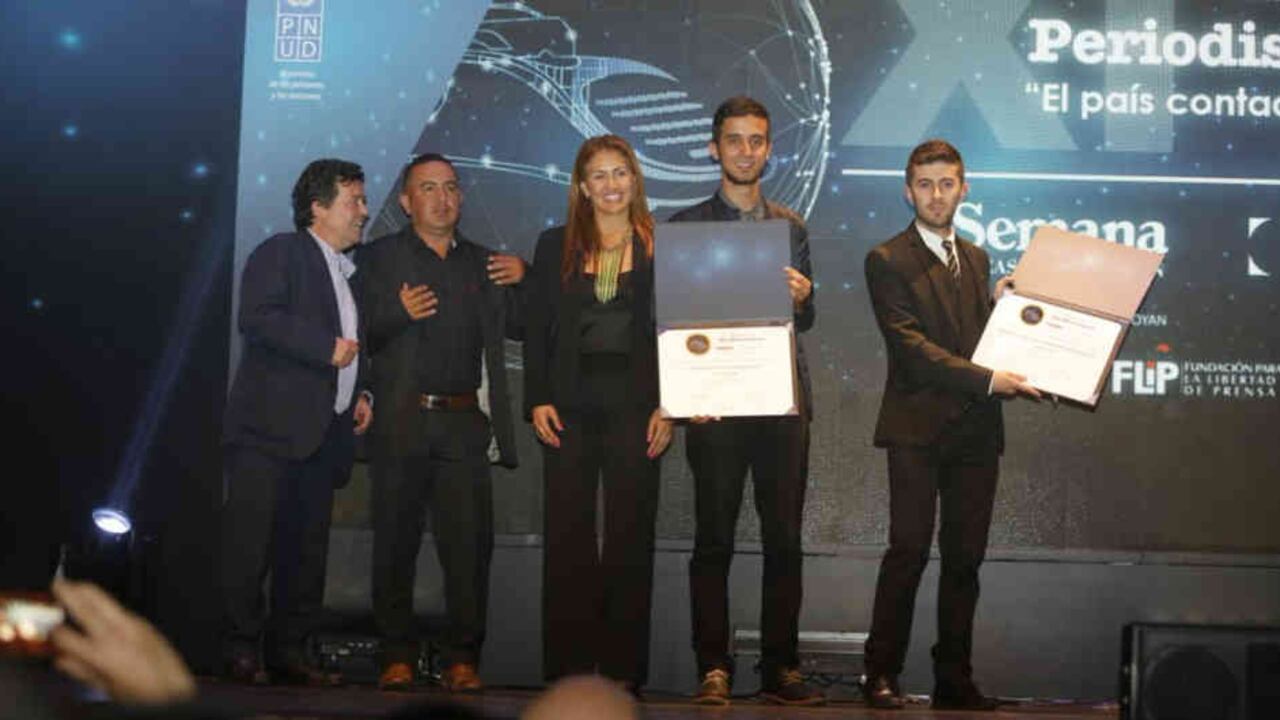 Realizadores del documental recibiendo el premio durante la ceremonia