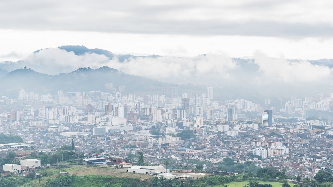 Vista panorámica de la ciudad de Pereira, vista desde la cima de una montaña en las horas de la fría mañana nublada y con mucha niebla alrededor.