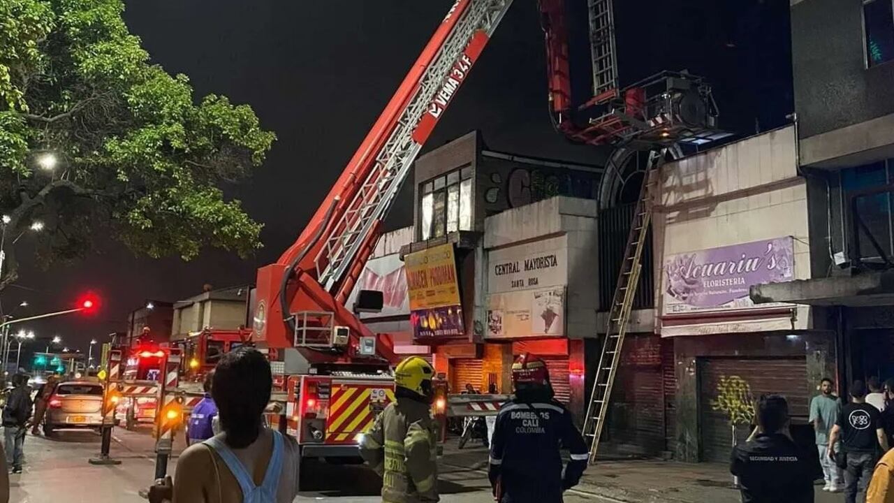 El Cuerpo de Bomberos de Cali llegó hasta la discoteca ubicada en el barrio Santa Rosa de Cali para rescatar al joven de 24 años de edad, que al parecer habría saltado desde un cuarto piso.