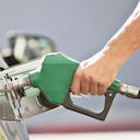 Hombre bombeando gasolina