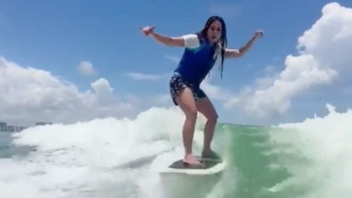 shakira surfeando el país