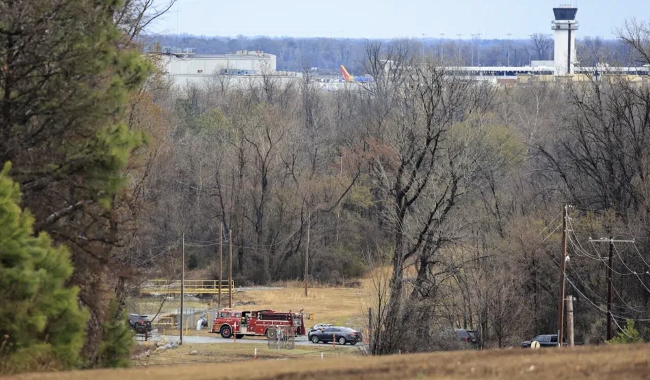 Los equipos de emergencia llegaron al lugar del accidente de la avioneta cerca al Aeropuerto Nacional Bill y Hillary Clinton