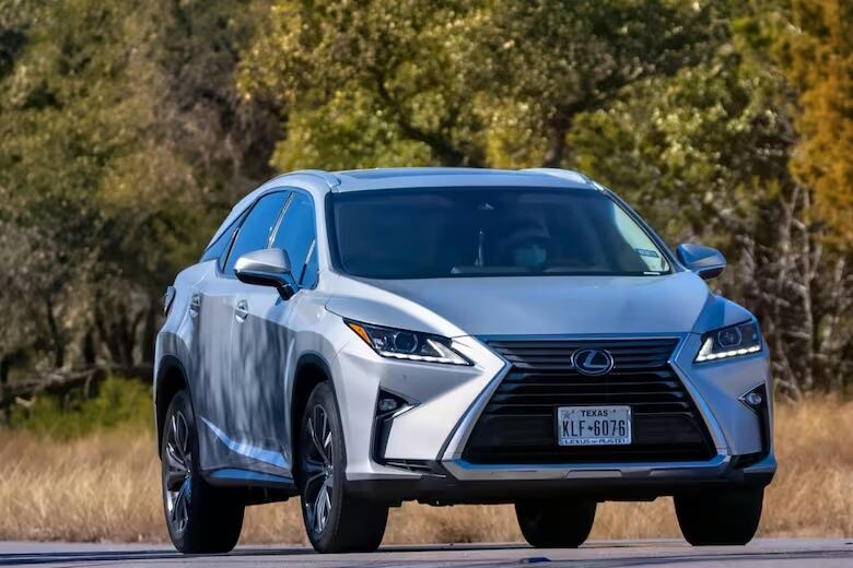 El Texas Department of Motor Vehicles (TxDMV) ha desplegado una estrategia amplia para la implementación: desde mayo estaba enviando placas metálicas a los concesionarios y capacitando a sus equipos, hasta habilitar la plataforma webDEALER o ePLATE, que facilita la tramitación digital de títulos y matrículas en tiempo real