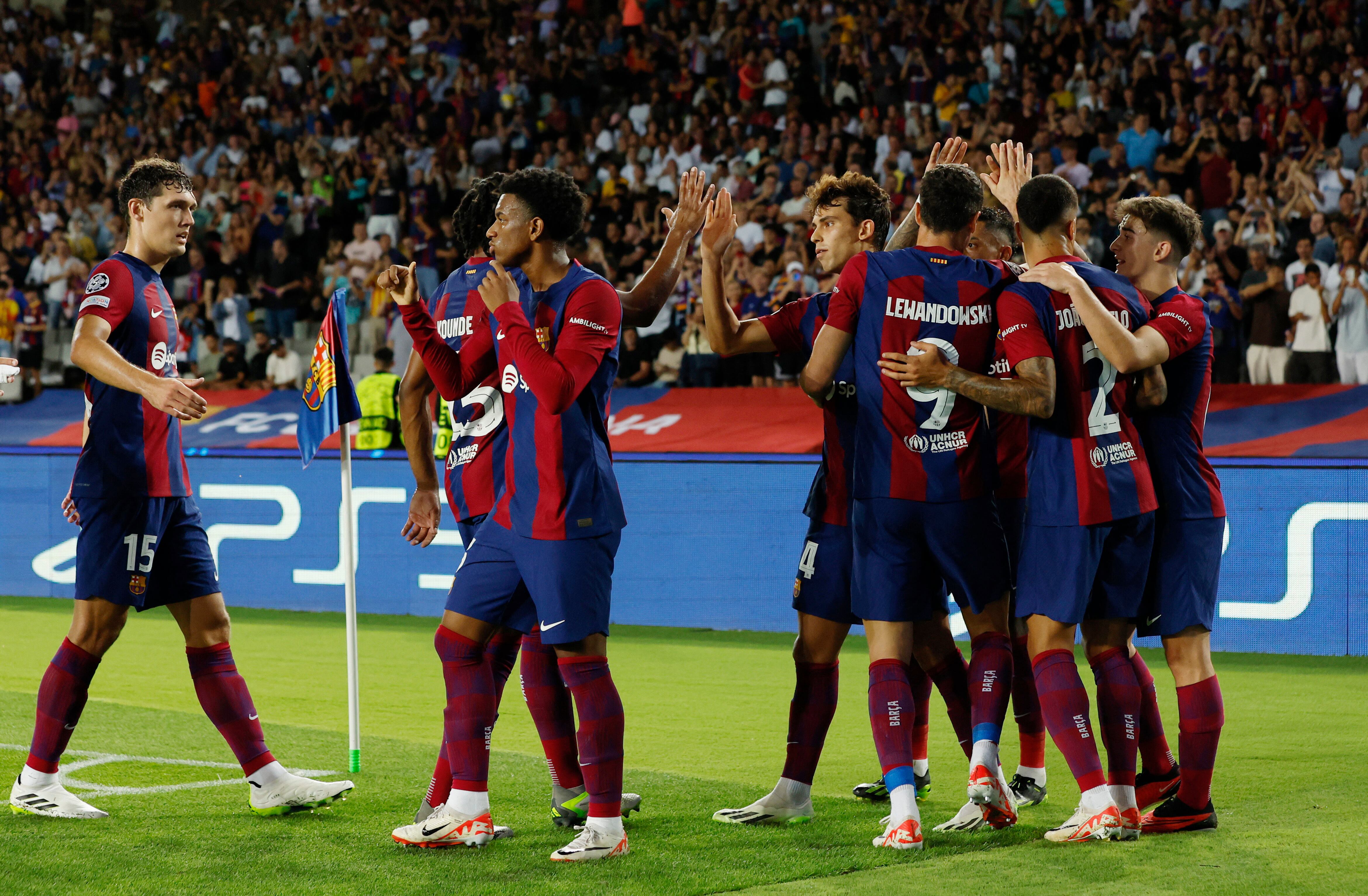 Soccer Football - Champions League - Group H - FC Barcelona v Royal Antwerp - Estadi Olimpic Lluis Companys, Barcelona, Spain - September 19, 2023 FC Barcelona's Raphinha celebrates scoring their third goal with teammates REUTERS/Albert Gea