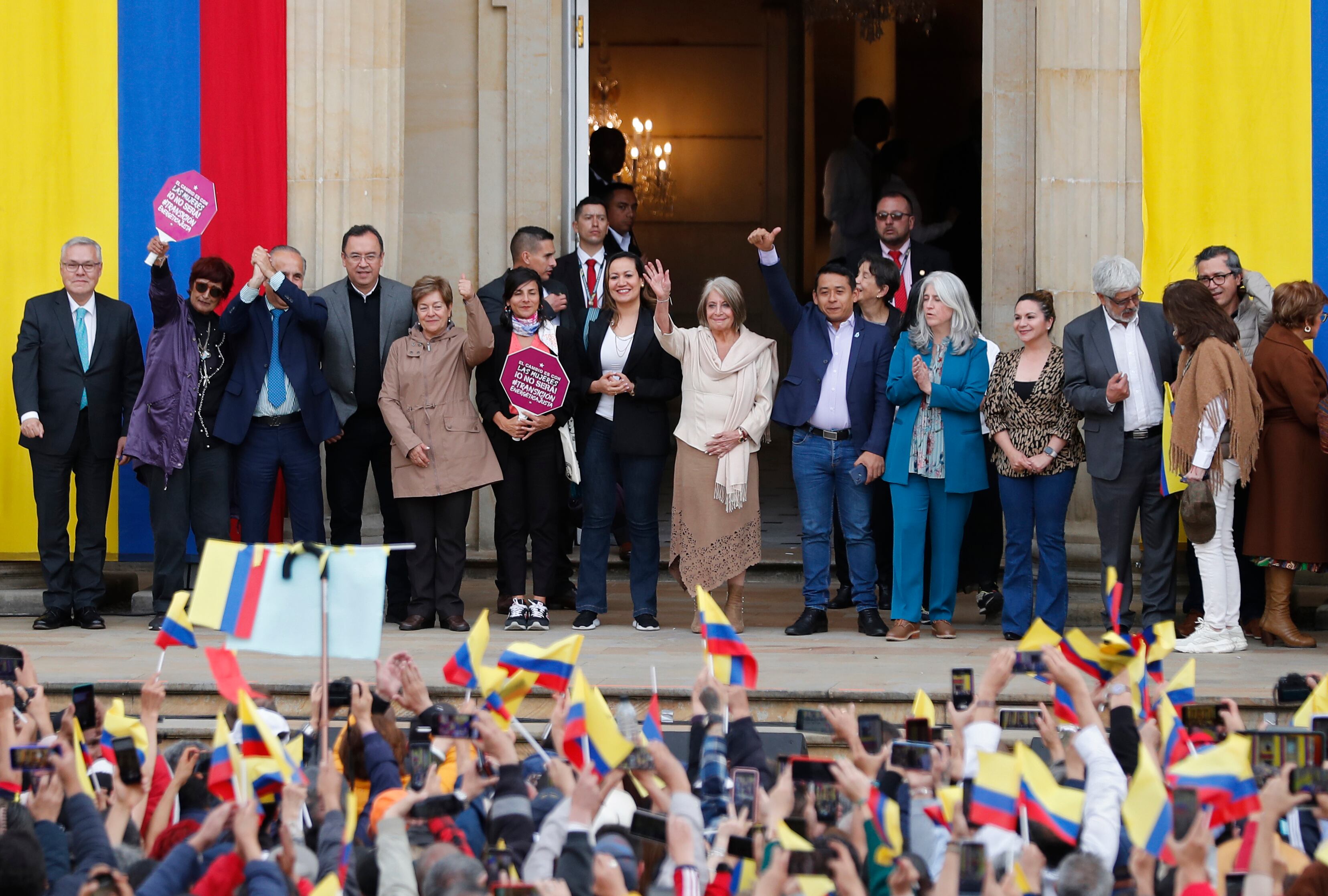 El presidente de la República Gustavo Petro salió al balcón de la Casa de Nariño para defender sus reformas de salud, pensional y de trabajo
acompañado de sus ministros
Gabinete ministerial del presidente Petro
Bogota 14 de febrero del 2023
Foto Guillermo Torres Reina / Semana