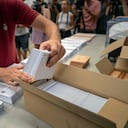 Se estima que 37,5 millones de españoles participan este domingo de las elecciones.