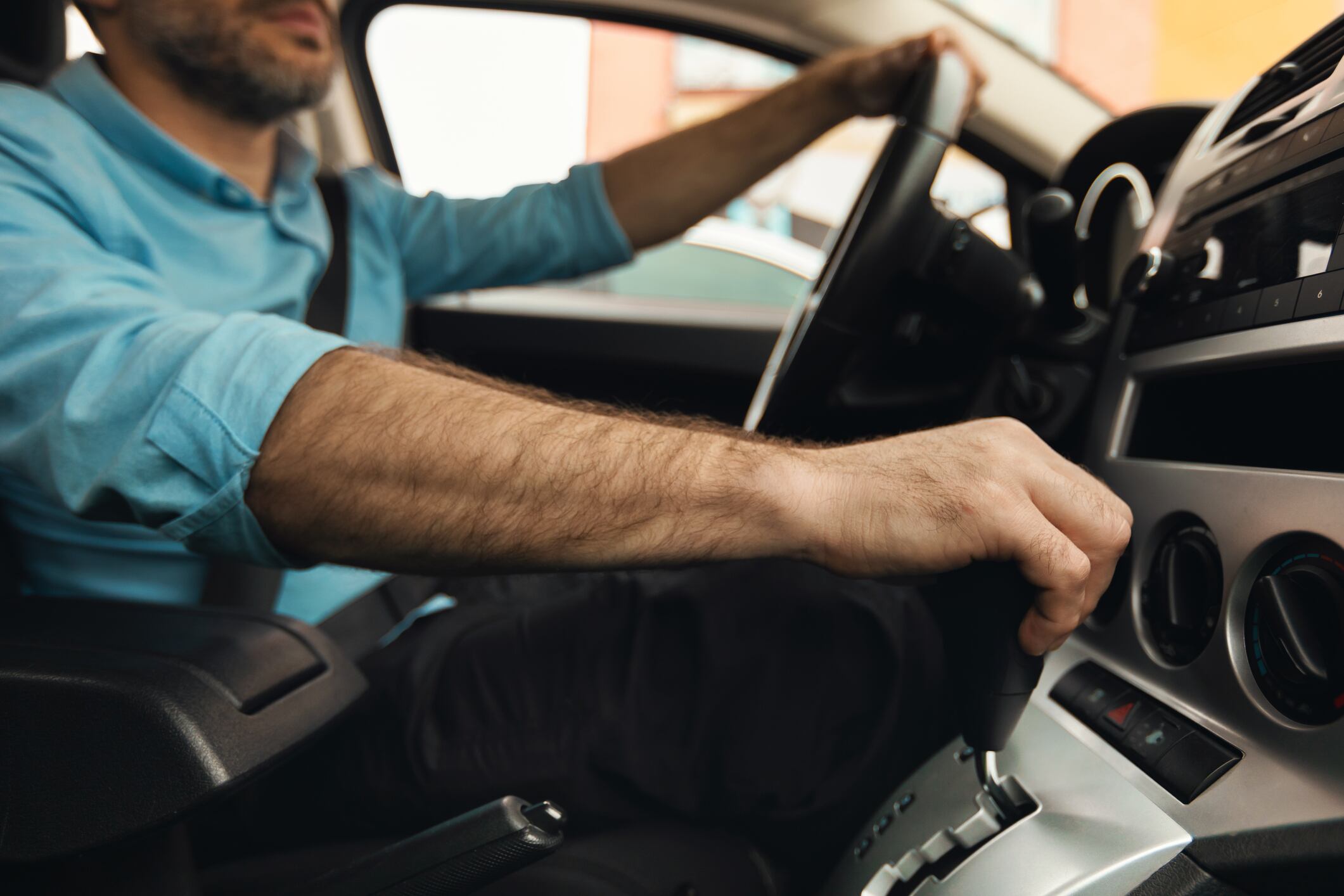 Enfrente el desafío de la batería descargada con confianza: aprenda los pasos esenciales para poner en marcha un carro automático.