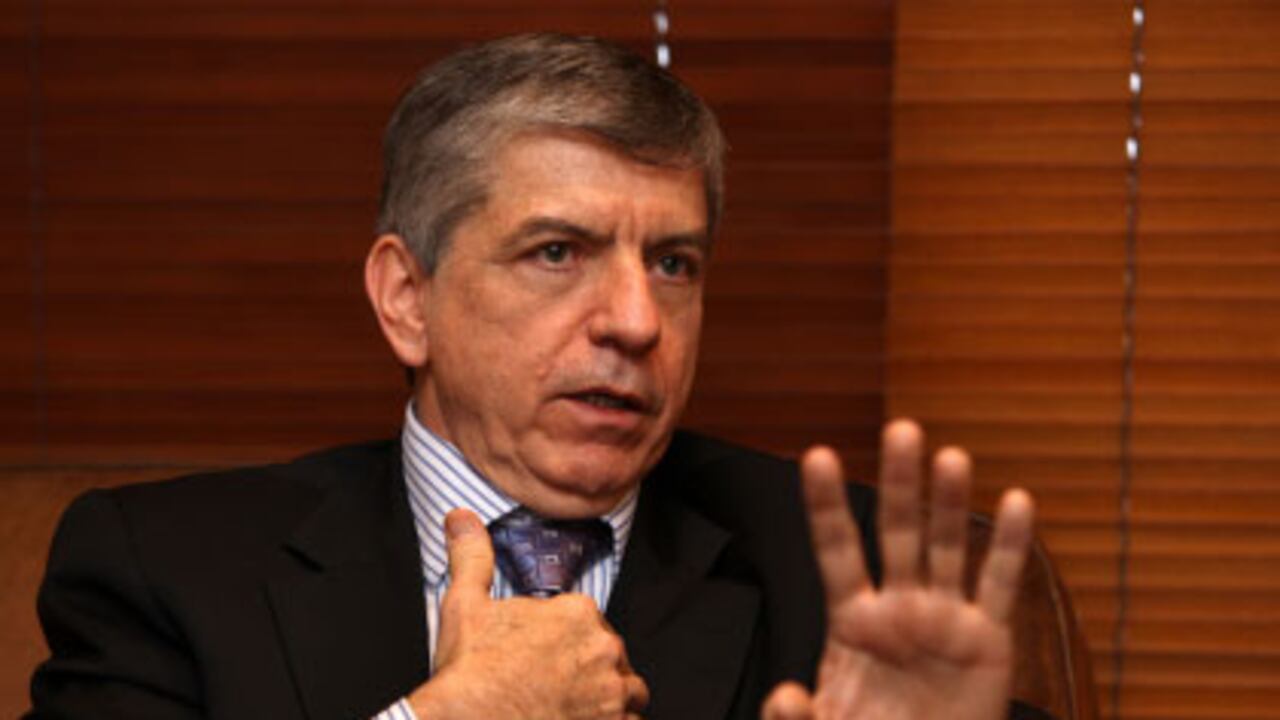 Desde las 9 de la mañana, el presidente Gaviria estuvo dirigiendo a la oposición. Armó cuartel en el restaurante La Botica, a tres cuadras del Congreso