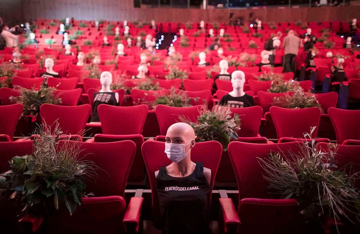 Los títeres puestos en este teatro español marcan las normas de distanciamiento social que deben cumplirse en lugares como este. La imagen es del 17 de junio. El presidente del gobierno, Pedro Sánchez, anunció que el 16 de julio se hará una ceremonia estatal para honrar a las más de 27,000 personas que han muerto por el coronavirus. Foto: Manu Fernández/ AP