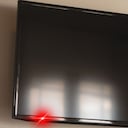 Indicador rojo que señala si el televisor está prendido o apagado.