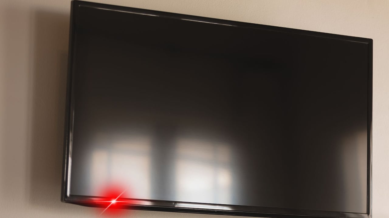 Indicador rojo que señala si el televisor está prendido o apagado.