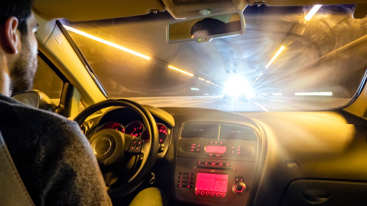 Las señales luminosas hacen parte de las formas de comunicación entre conductores.