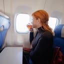 Si se quiere tomar bebidas alcohólicas en un vuelo se deben tomar precauciones.