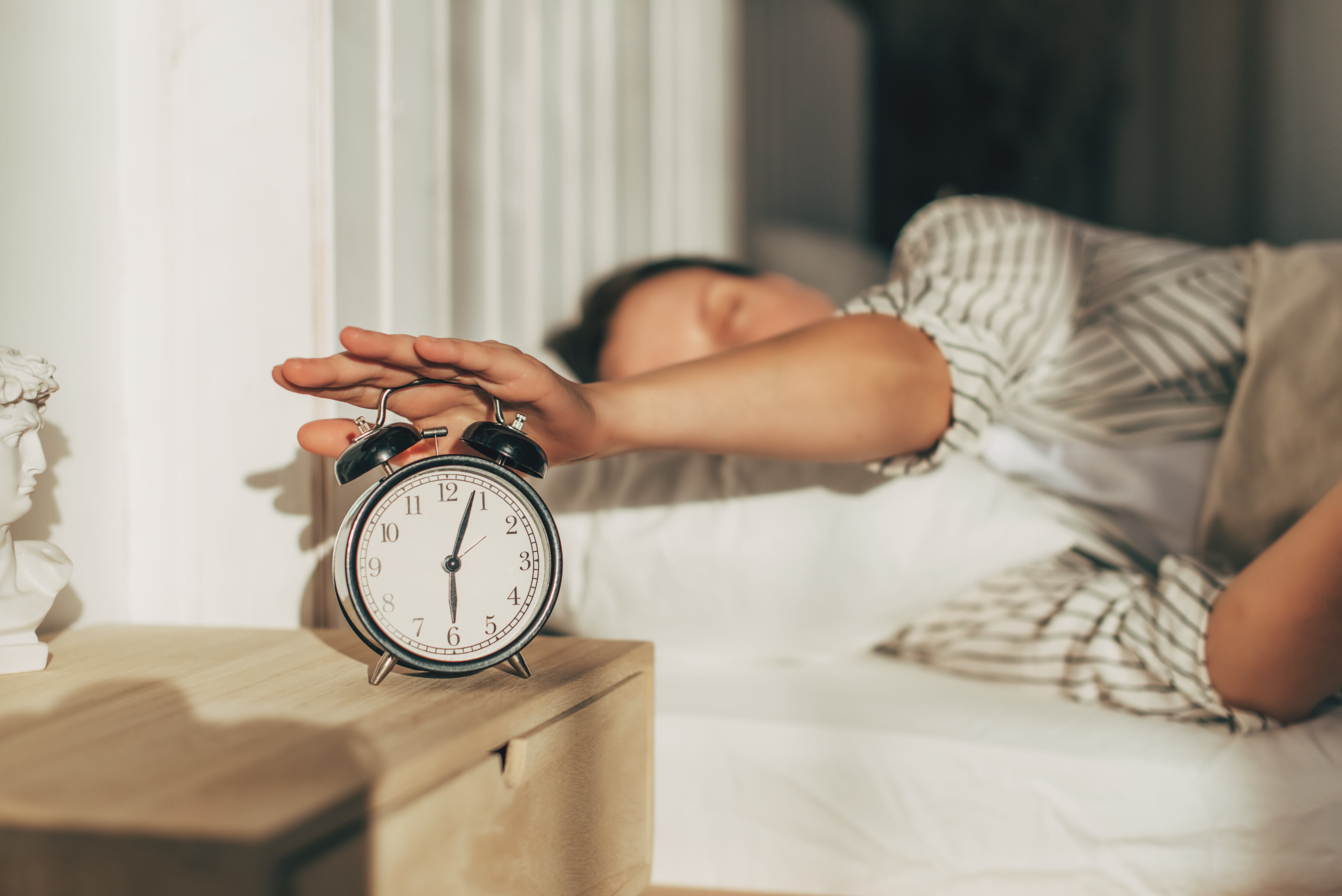¿Por qué debería dejar de posponer la alarma de su despertador? Esto dicen los expertos
