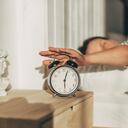 Posponer la alarma del despertador puede parecer una forma de alargar el descanso, pero en realidad no es así.