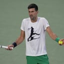 Novak Djokovic durante un entrenamiento previo al Abierto de Dubái, el domingo 20 de febrero de 2022. (AP Foto/Kamran Jebreili)