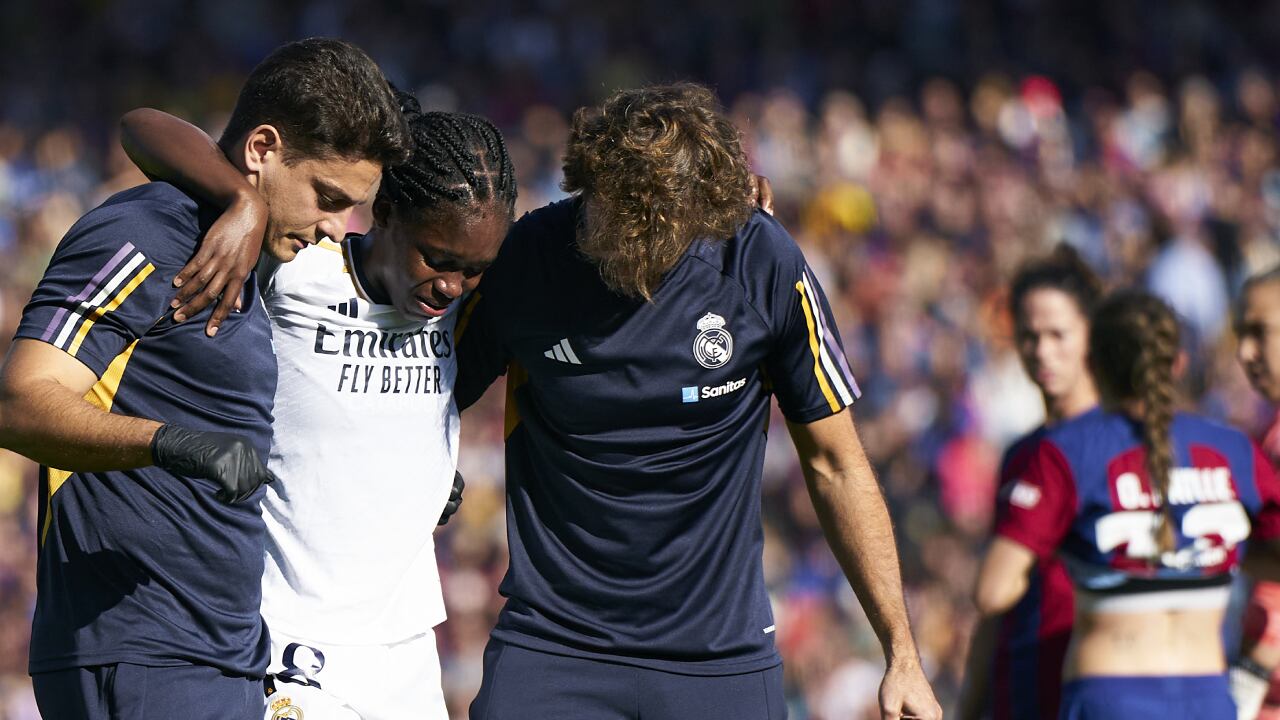 Linda Caicedo se retiró lesionada del clásico frente al FC Barcelona.