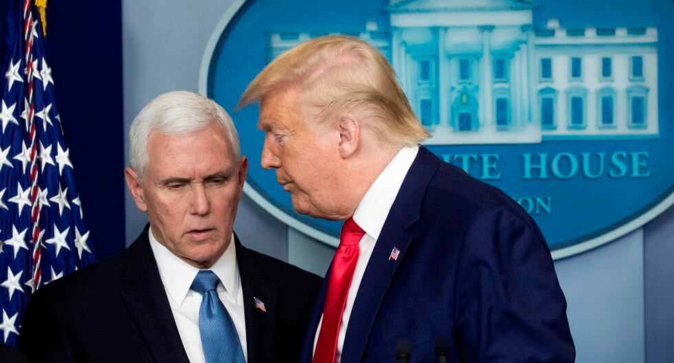 Imagen de febrero de 2020. El presidente de los Estados Unidos, Donald Trump, entrega el podio al vicepresidente de los Estados Unidos, Mike Pence, durante una conferencia de prensa con miembros del grupo de trabajo de la Casa Blanca sobre el coronavirus. (AFP/MICHAEL REYNOLDS