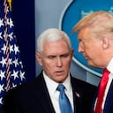 Imagen de febrero de 2020. El presidente de los Estados Unidos, Donald Trump, entrega el podio al vicepresidente de los Estados Unidos, Mike Pence, durante una conferencia de prensa con miembros del grupo de trabajo de la Casa Blanca sobre el coronavirus. (AFP/MICHAEL REYNOLDS