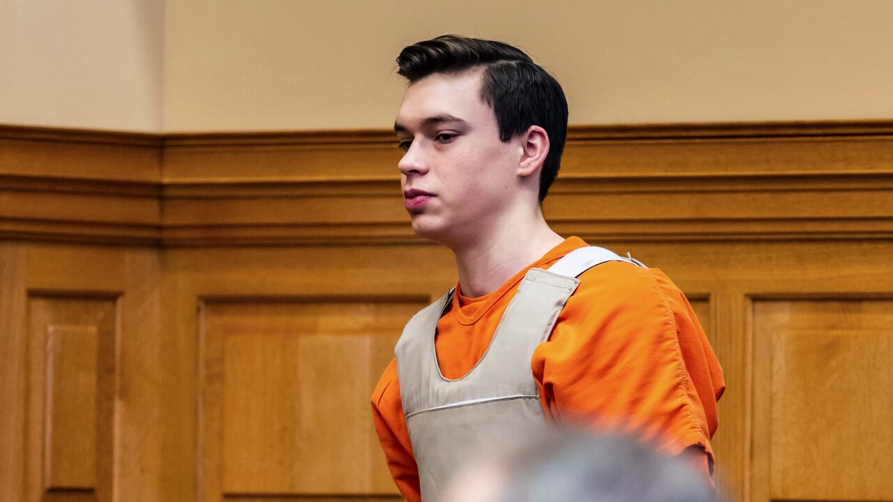 Willard Miller es escoltado a un tribunal, el 29 de marzo de 2023, en Fairfield, Iowa, para una audiencia relacionada con el cargo de asesinato que enfrenta por la muerte en 2021 de la maestra de español Nohema Graber en Fairfield, Iowa. (Kyle Ocker/The Ottumwa Courier via AP, Pool, Archivo)