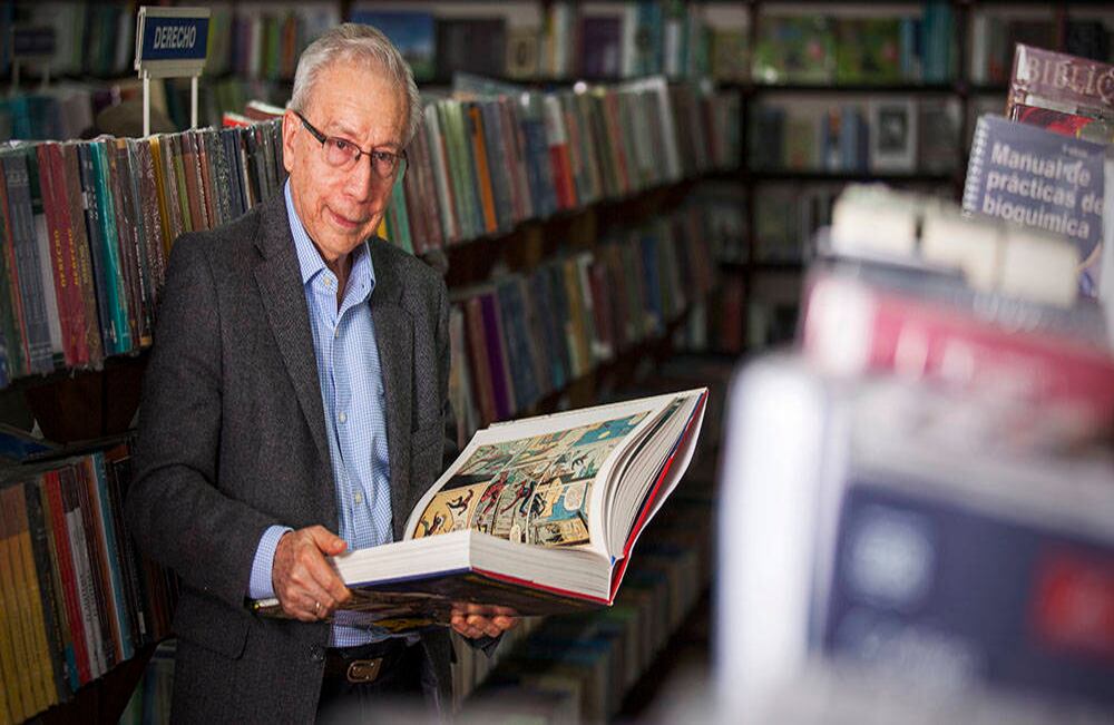 Para Felipe Ossa, dueño de la Librería Nacional, nada en la virtualidad podrá reemplazar el placer de navegar por los estantes de las librerías. A pesar de que ya tienen el permiso para abrir, la apertura no ha sido muy positiva debido a que muchos sectores todavía siguen confinados. Sin embargo, las ventas en línea los han ayudado para mantenerse en pie. Foto: Juan Carlos Sierra/ SEMANA. 