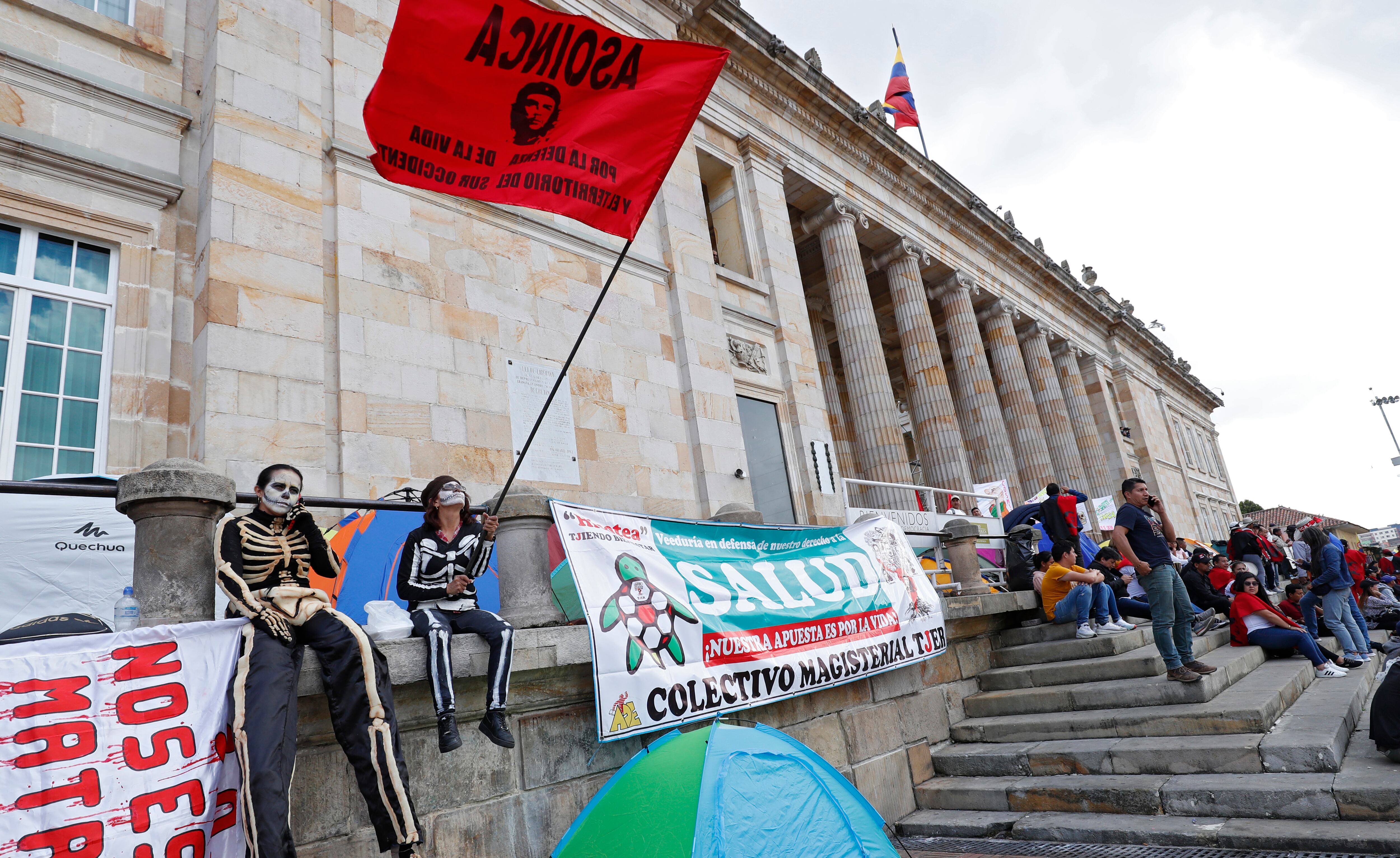 ASOINCA Indígenas y profesores provenientes del departamento del Cauca intentaron entrar a la fuerza al Congreso de la República  y se mantienen en la entrada del Congreso
Bogota feb 8 del 2023
Foto Guillermo Torres Reina / Semana