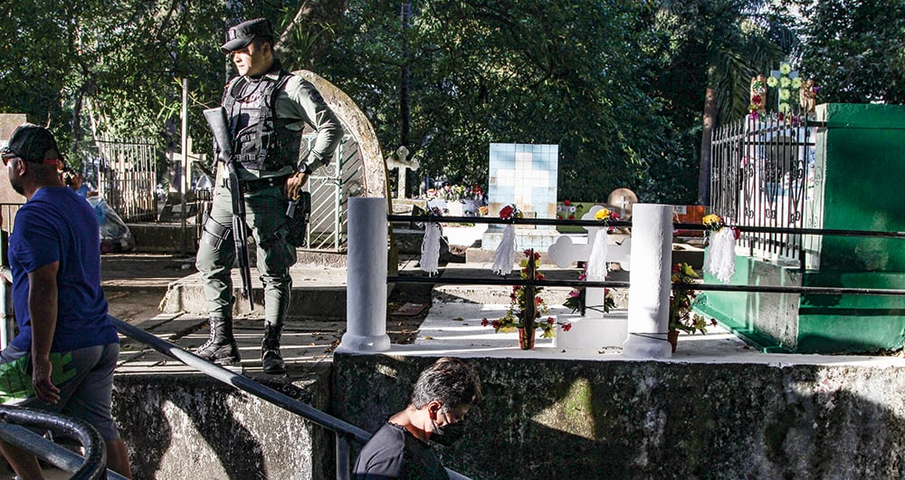 El presidente Bukele mandó a los detenidos voluntarios a tumbar los símbolos de las Maras en los cementerios. 
