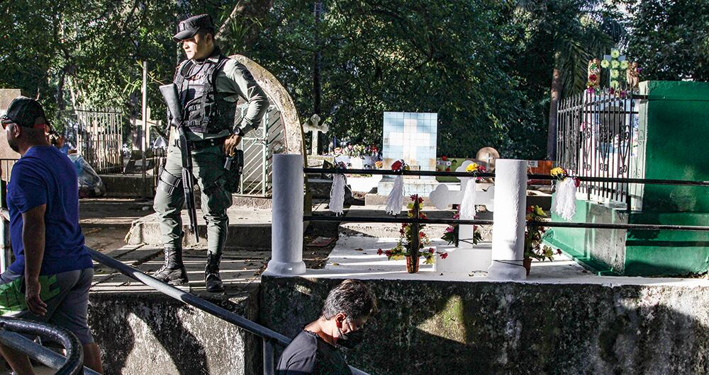 El presidente Bukele mandó a los detenidos voluntarios a tumbar los símbolos de las Maras en los cementerios. 