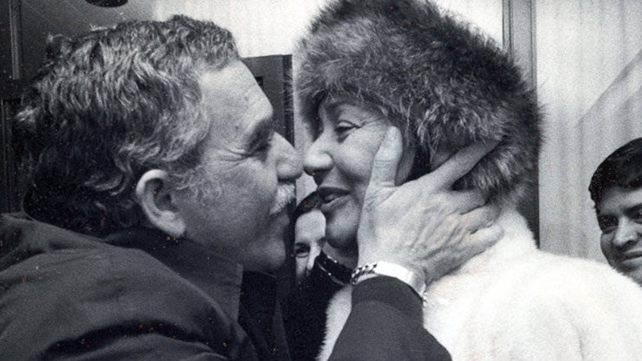García Márquez besa a su esposa Mercedes Barcha durante su visita a Suecia para la ceremonia de los premios Nobel en 1982. Autor desconocido.