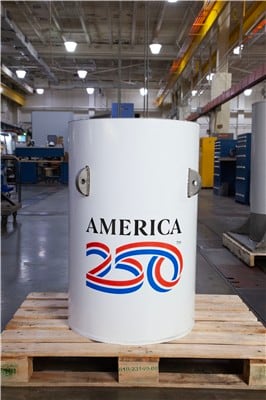 La cápsula del tiempo America250, que se muestra aquí en el taller donde fue creada en el Instituto Nacional de Estándares y Tecnología (NIST) en Gaithersburg, Maryland.