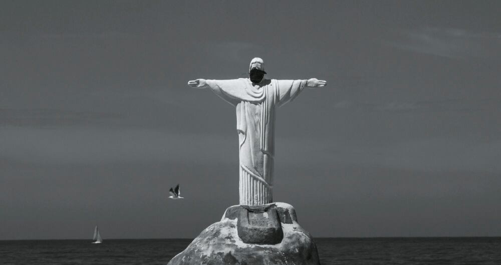 Estatua de Cristo Redentor hecha de arena con máscara protectora en la playa de Copacabana. Foto de Ana Carolina Fernandes. 