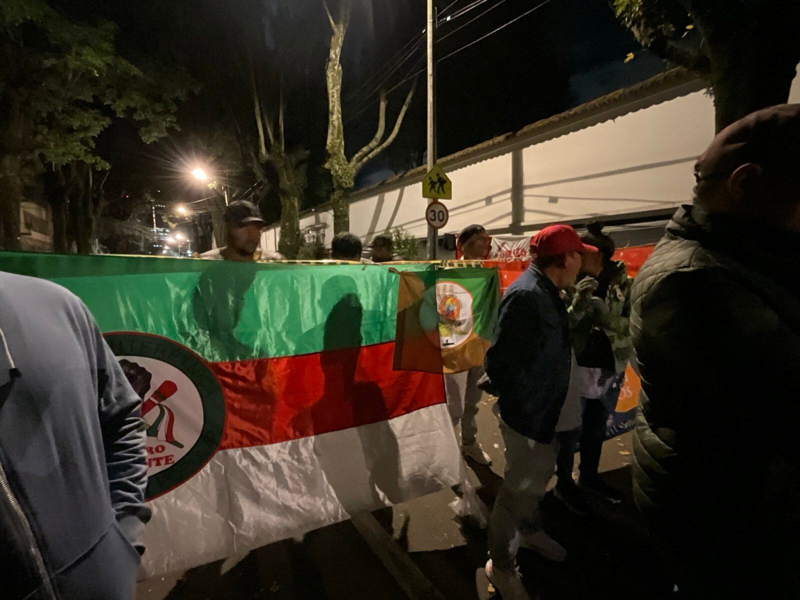 Las personas que estaban manifestándose, entre indígenas y líderes sociales, convocaron a una “movilización nacional por la vida y la permanencia de los territorios” para visibilizar los reclamos que le están haciendo al Estado colombiano ante lo que ellos consideran es una “emergencia humanitaria nacional”.
