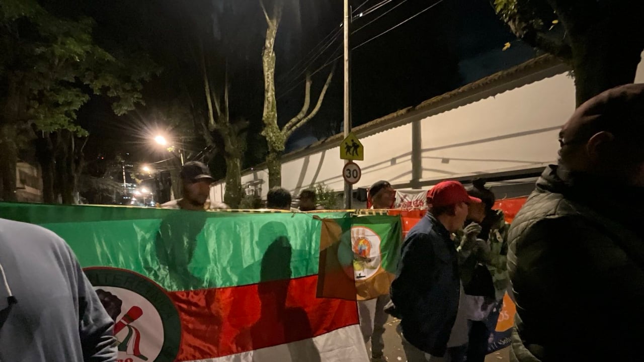 Un grupo de indígenas emberas bloqueó el acceso a la sede del Ministerio del Interior, mientras que otro grupo se tomó la sede de la Nunciatura Apostólica, en Bogotá. Foto: @CPueblos_Col