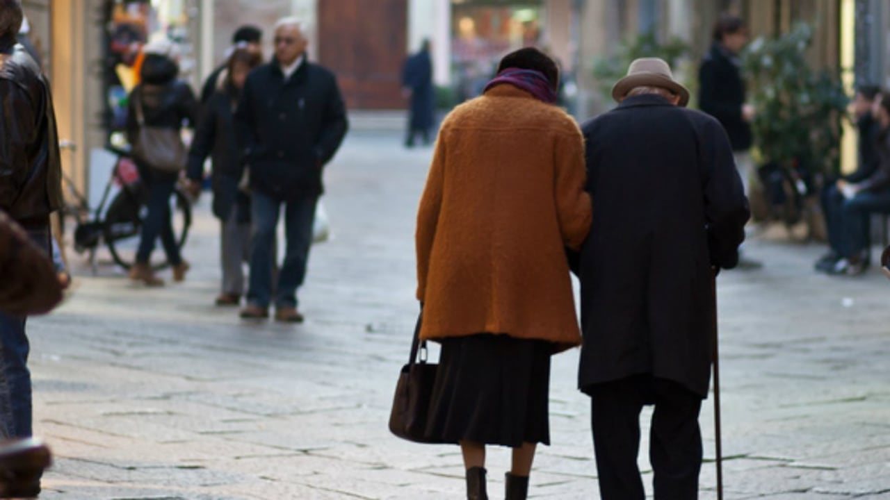 Cada vez la población colombiana envejece y hay menos niños naciendo.