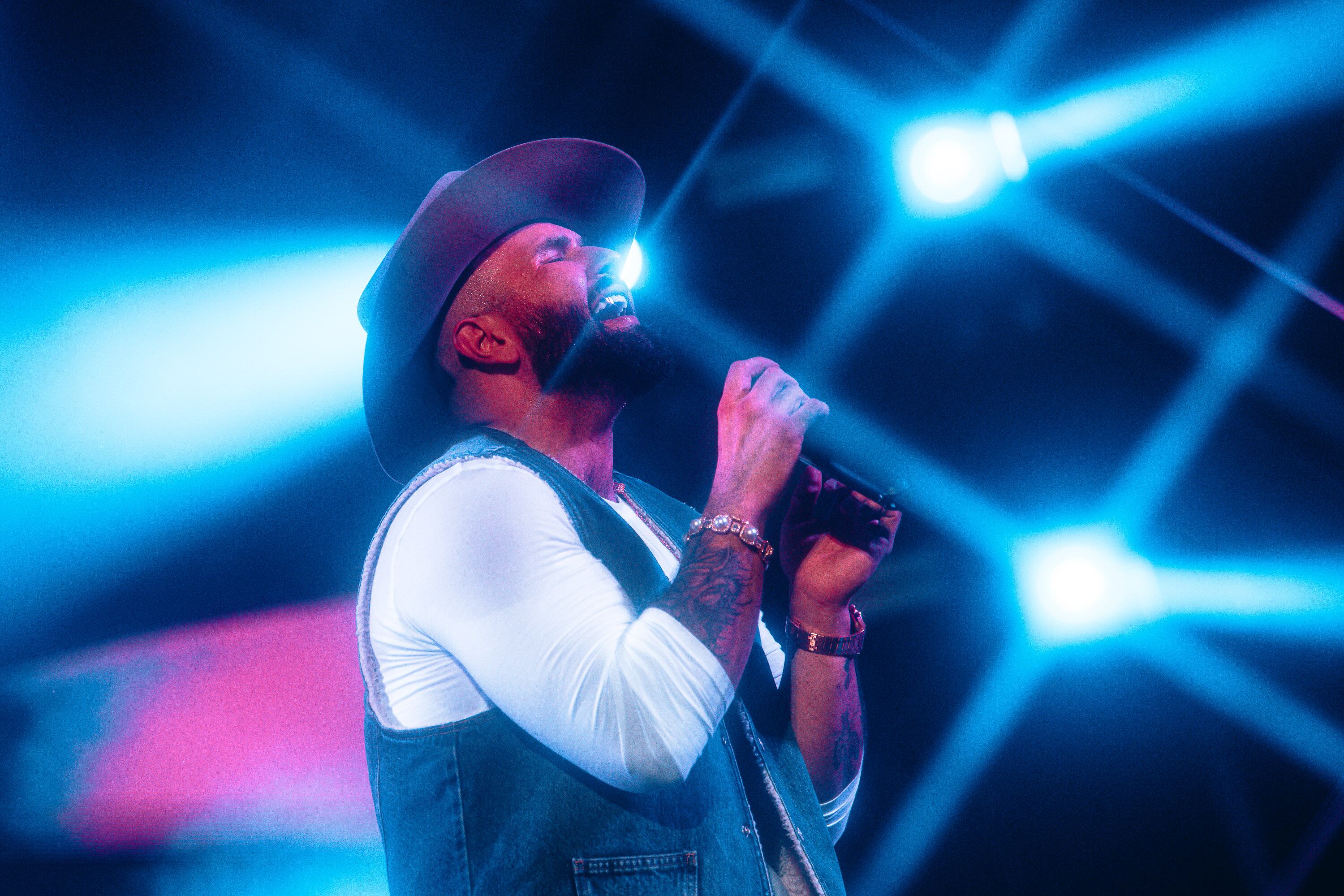 Carín León confirmó concierto en Bogotá