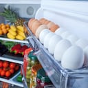 La mayoría de las neveras tienen una bandeja de huevos en la puerta.