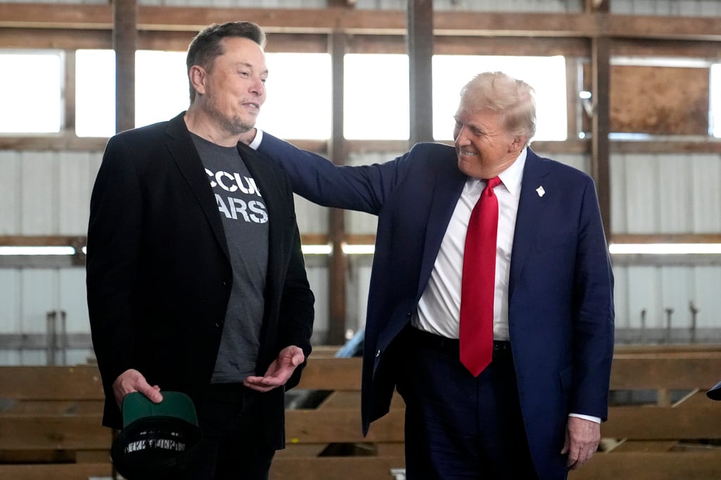 Elon Musk, director ejecutivo de Tesla y SpaceX (izquierda), y el expresidente Donald Trump, candidato presidencial republicano, asisten a un evento de campaña en la Feria Agrícola de Butler, el 5 de octubre de 2024, en Butler, Pensilvania.